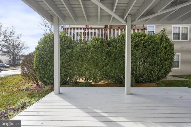 a view of a front of house with a yard