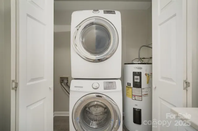 a view of entryway with washer and dryer