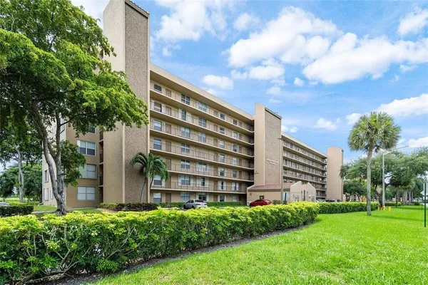 $2,000 | 4570 Northwest 18th Avenue, Unit 609, Deerfield Beach, FL 33064