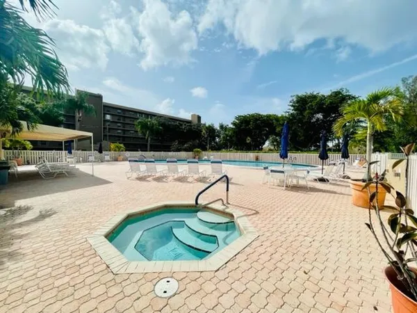 $2,000 | 4570 Northwest 18th Avenue, Unit 609, Deerfield Beach, FL 33064