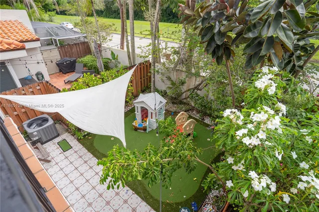 a view of a yard with plants