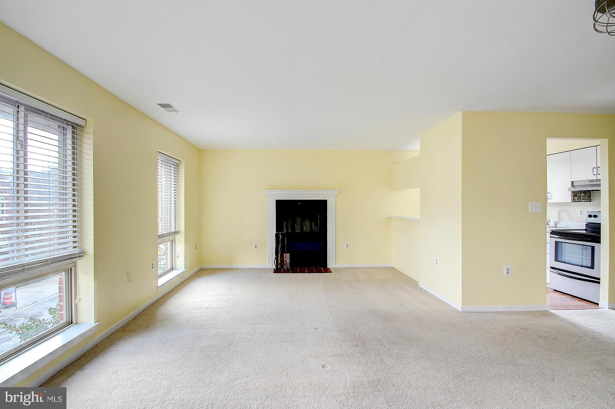 654 Charles Street, Unit R15 Baltimore, MD 21230 - Photo 4 of 25 Living Room