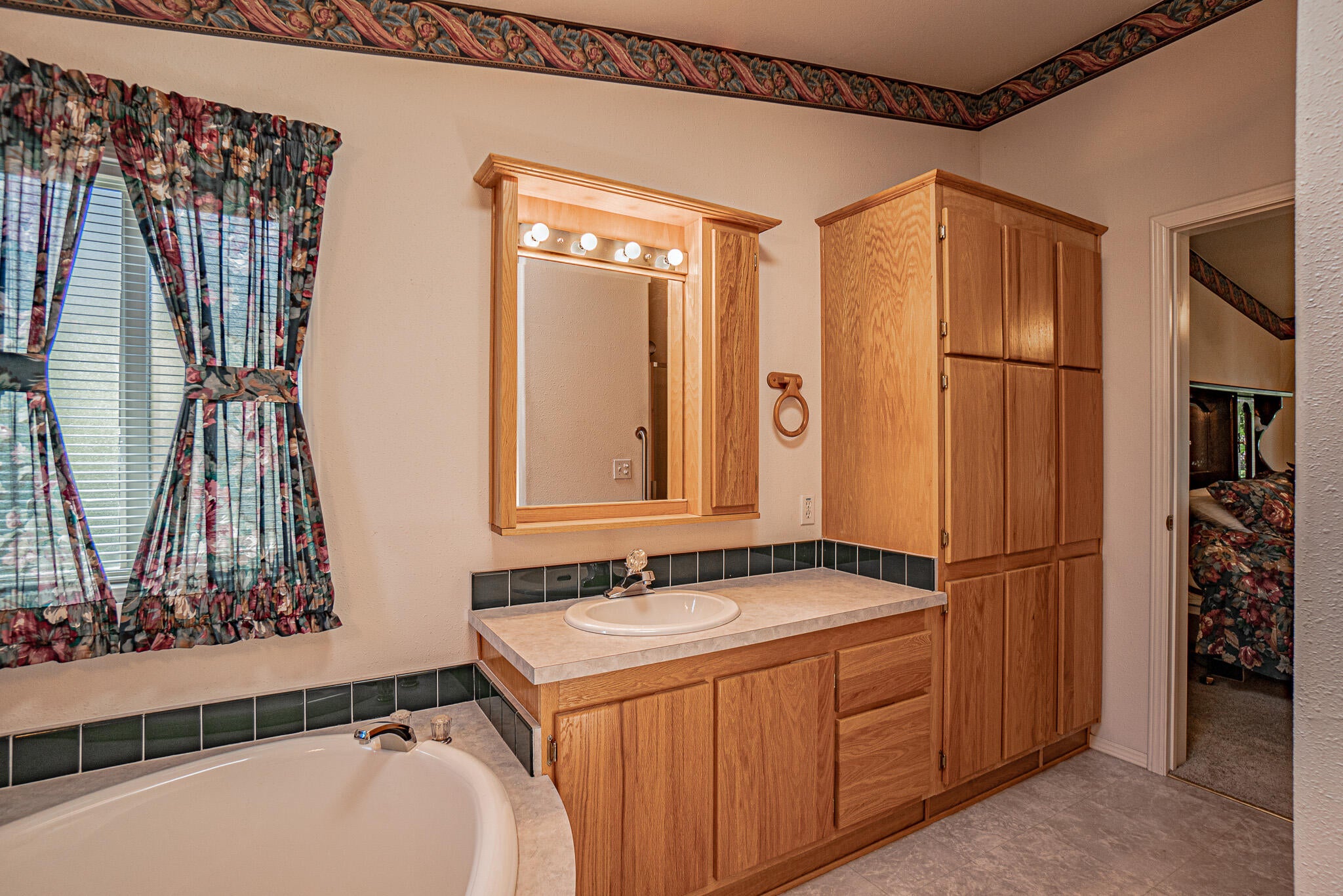 445 Lani Way Talent, OR 97540 - Photo 20 of 27 DSC05246-HDR