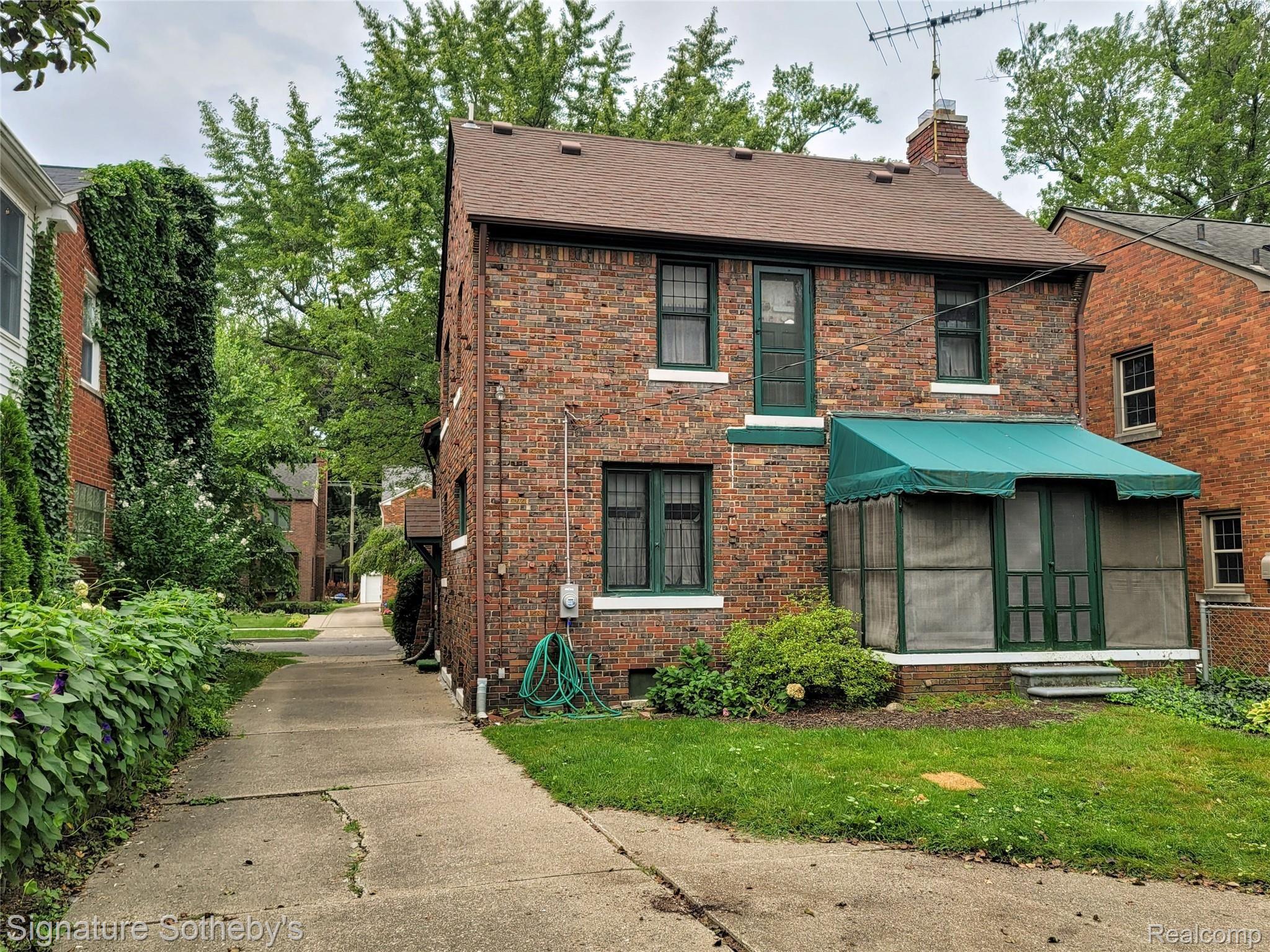 266 Moran Road Grosse Pointe, MI 48236 - Photo 5 of 20 20200825_093723.jpg