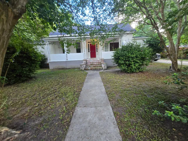 $2,250 | 829 West 1st N Street, Summerville, SC 29483