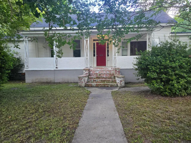 $2,250 | 829 West 1st N Street, Summerville, SC 29483