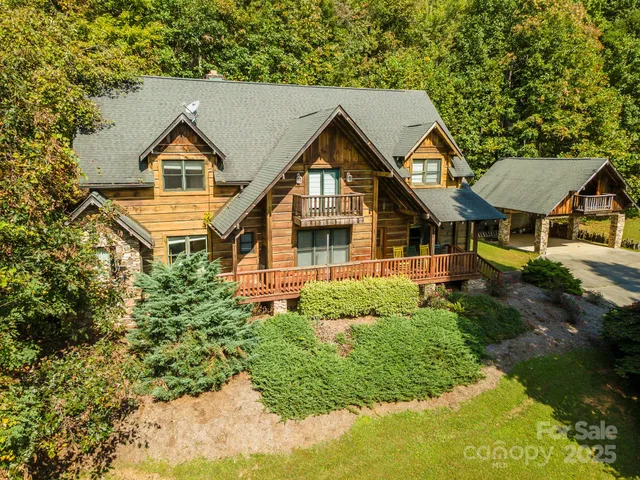 a view of a yard in front of house