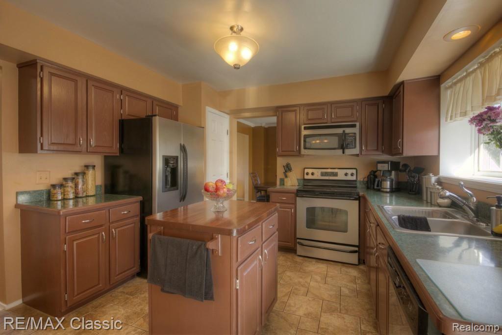 45575 Hanford Road Canton, MI 48187 - Photo 8 of 27 Kitchen