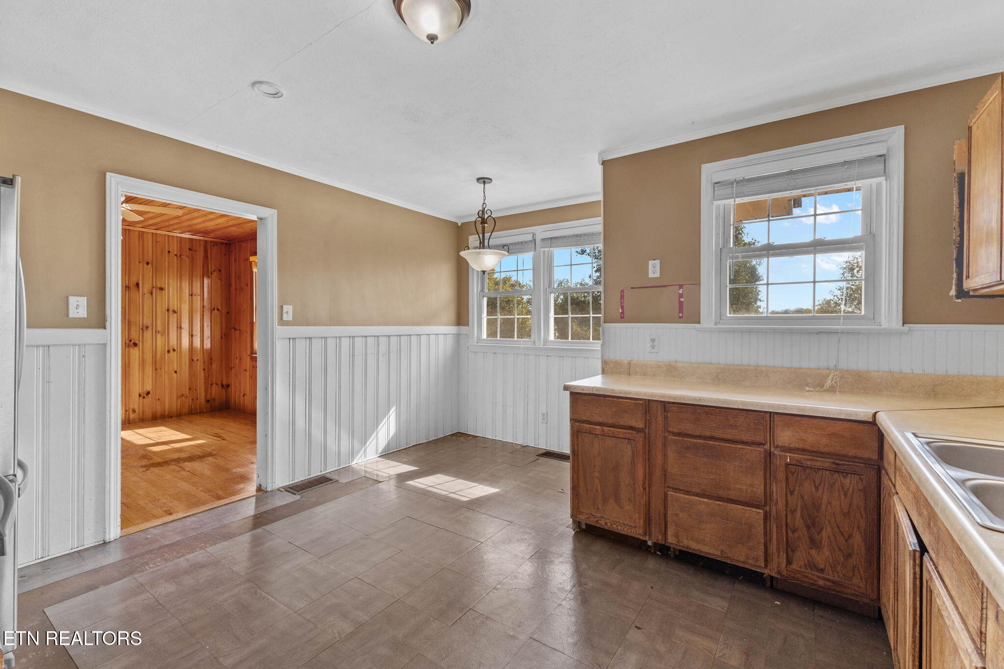 302 Hickory Street Clinton, TN 37716 - Photo 18 of 38 a spacious bathroom with a sink mirror and a bath tub