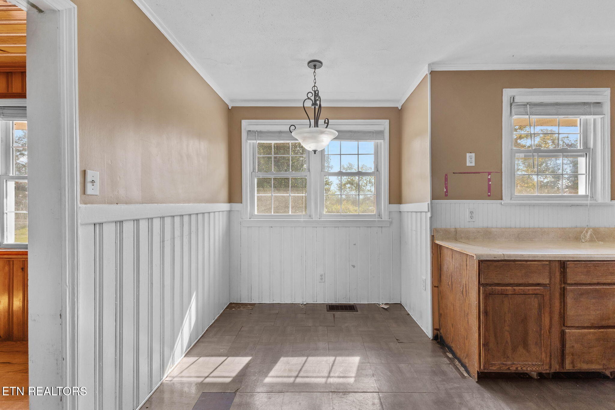 302 Hickory Street Clinton, TN 37716 - Photo 21 of 38 an empty room with windows