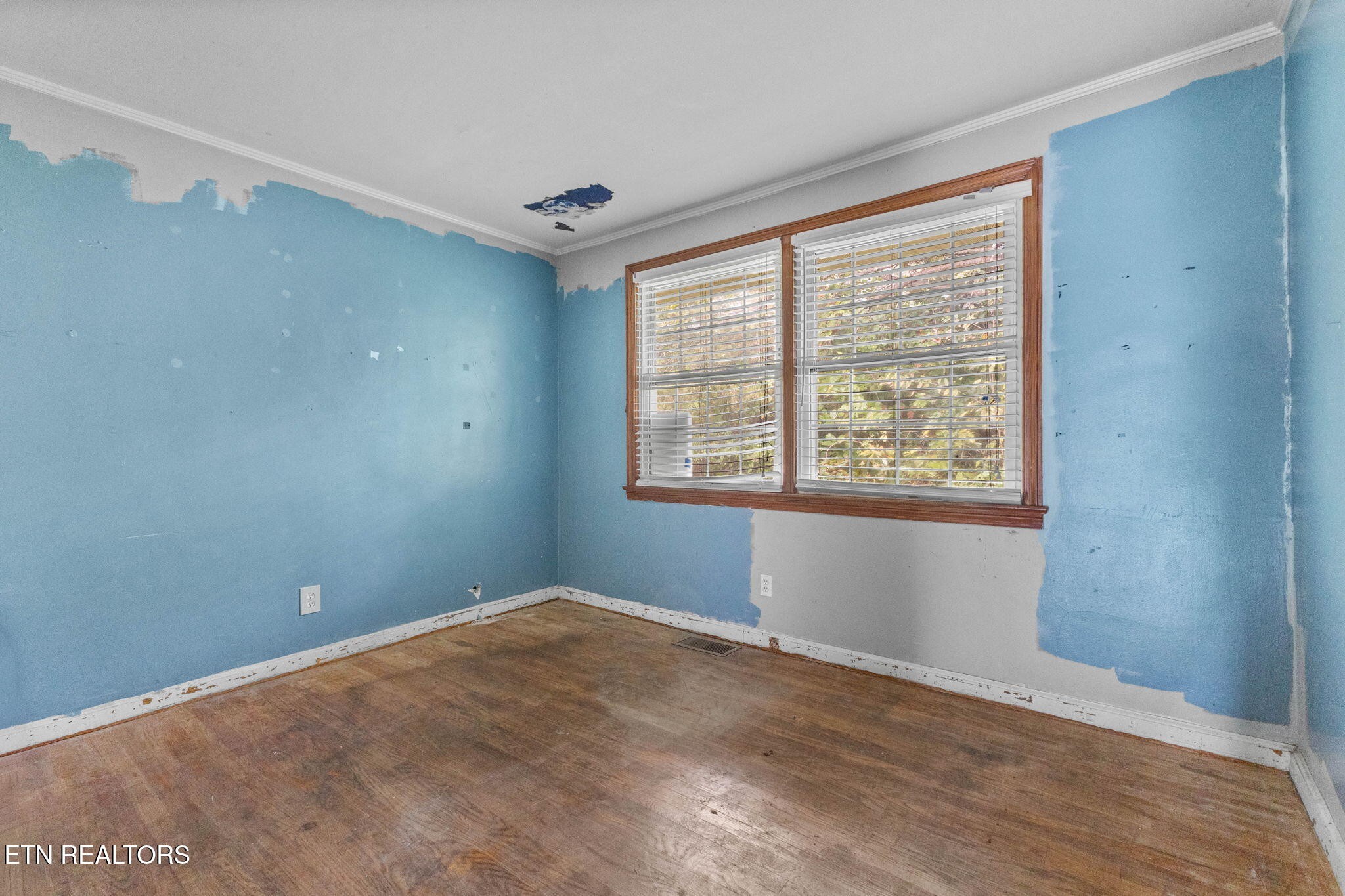 302 Hickory Street Clinton, TN 37716 - Photo 22 of 38 an empty room with wooden floor and windows