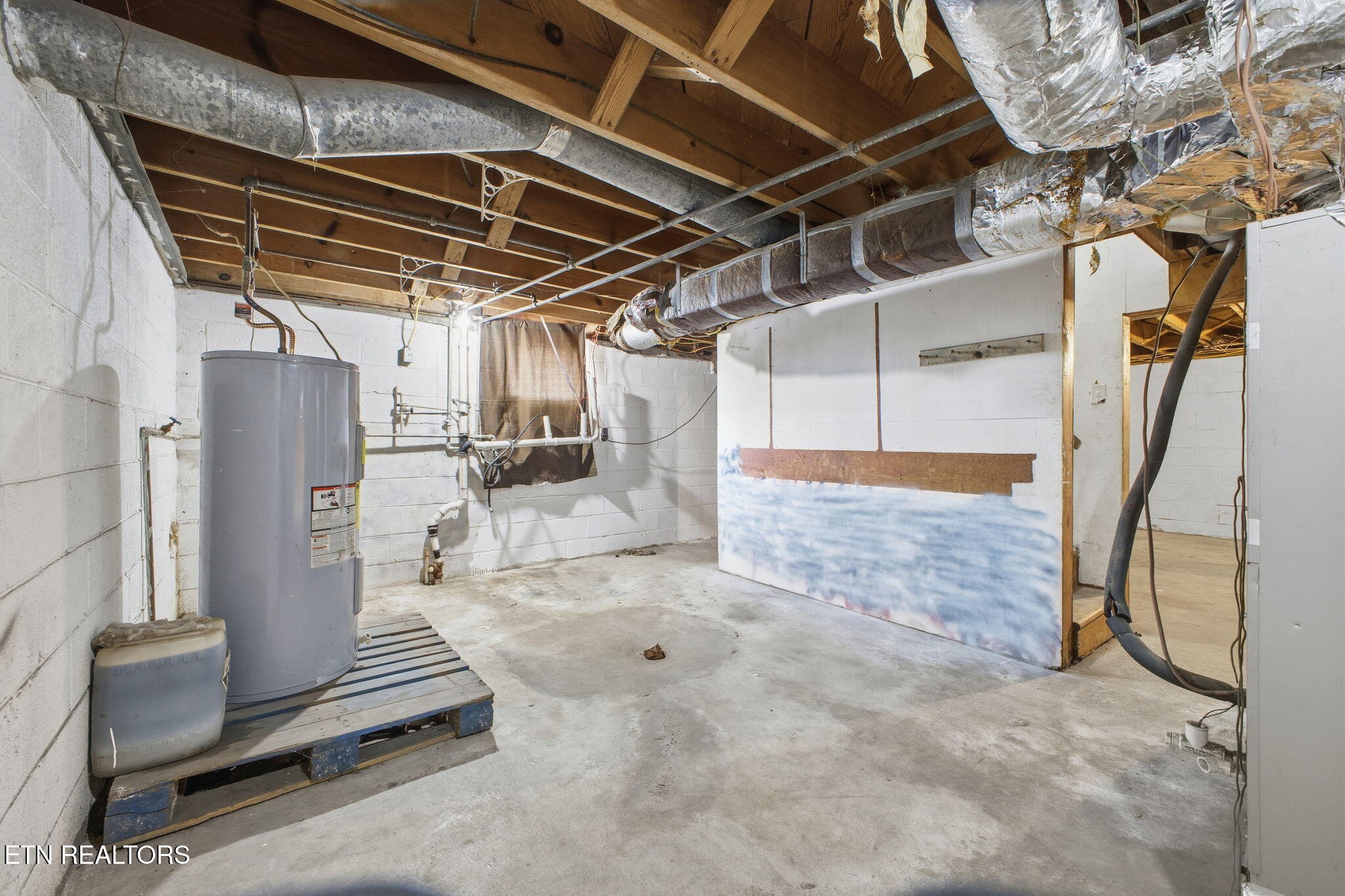 302 Hickory Street Clinton, TN 37716 - Photo 30 of 38 a view of entryway