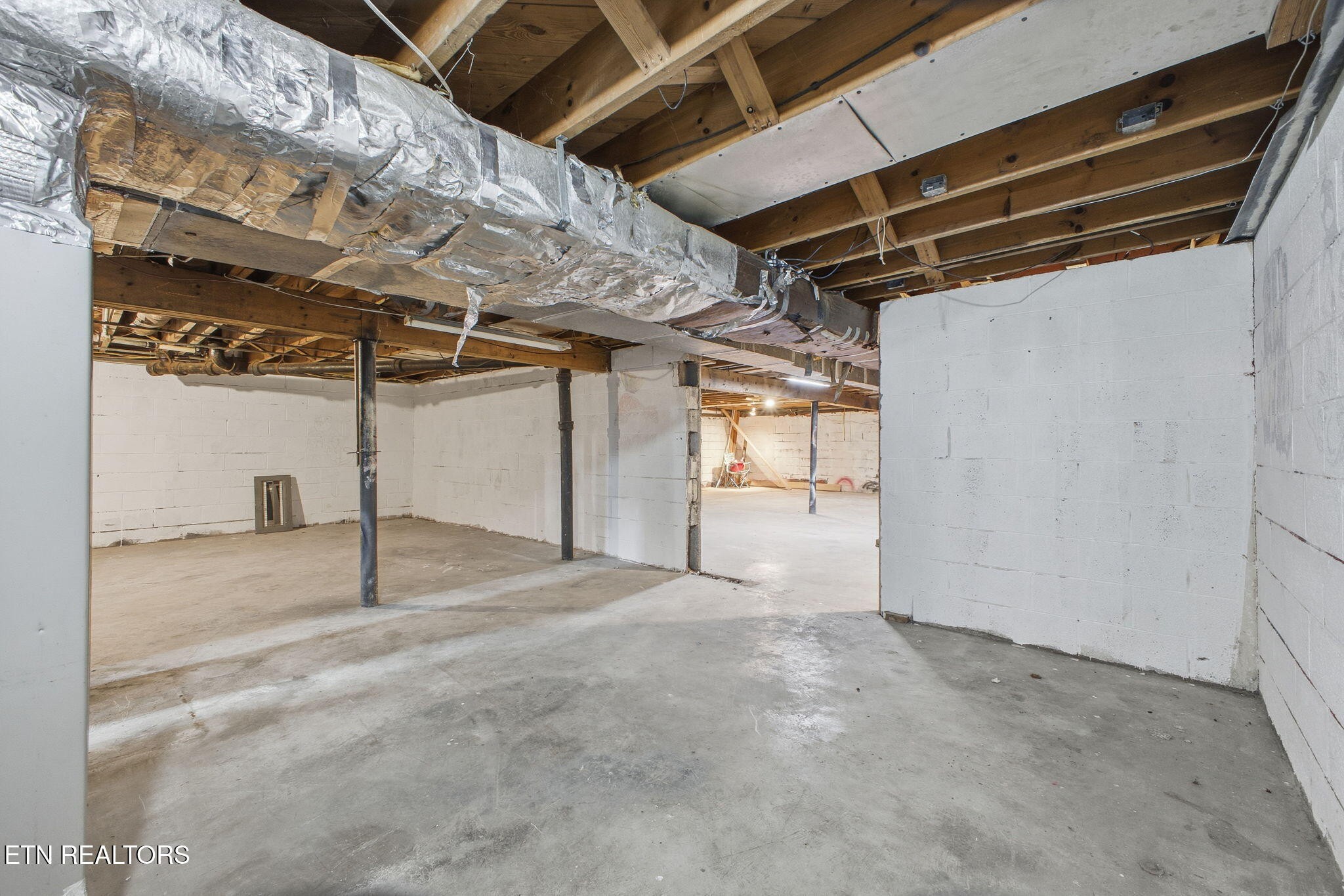 302 Hickory Street Clinton, TN 37716 - Photo 31 of 38 a view of empty room