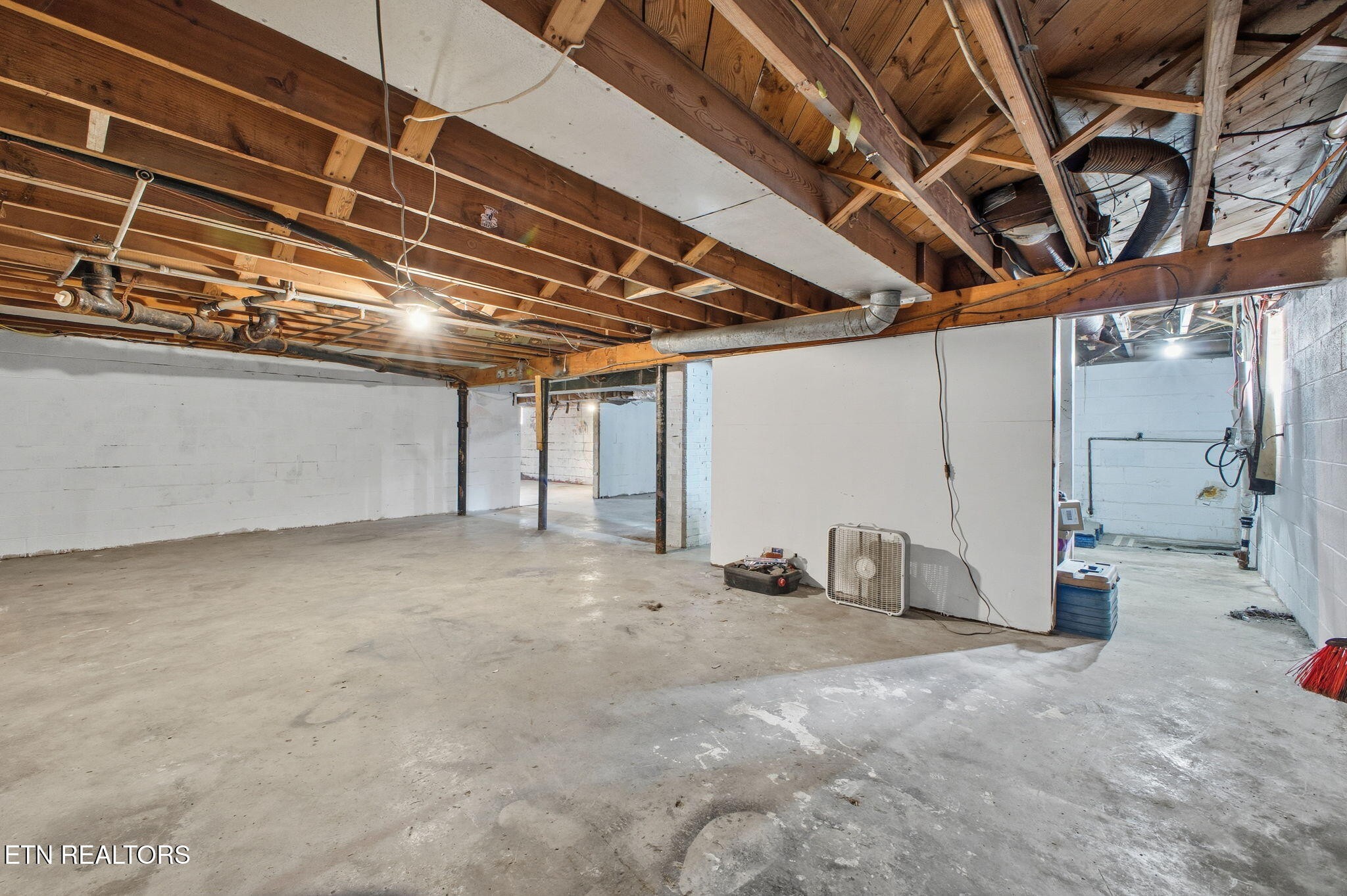 302 Hickory Street Clinton, TN 37716 - Photo 33 of 38 a view of an empty room