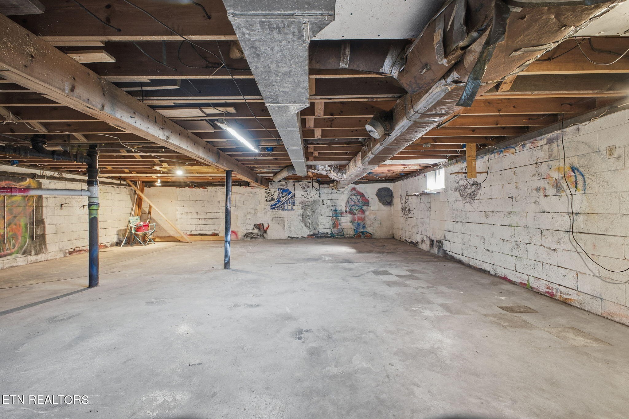 302 Hickory Street Clinton, TN 37716 - Photo 34 of 38 a view of empty room