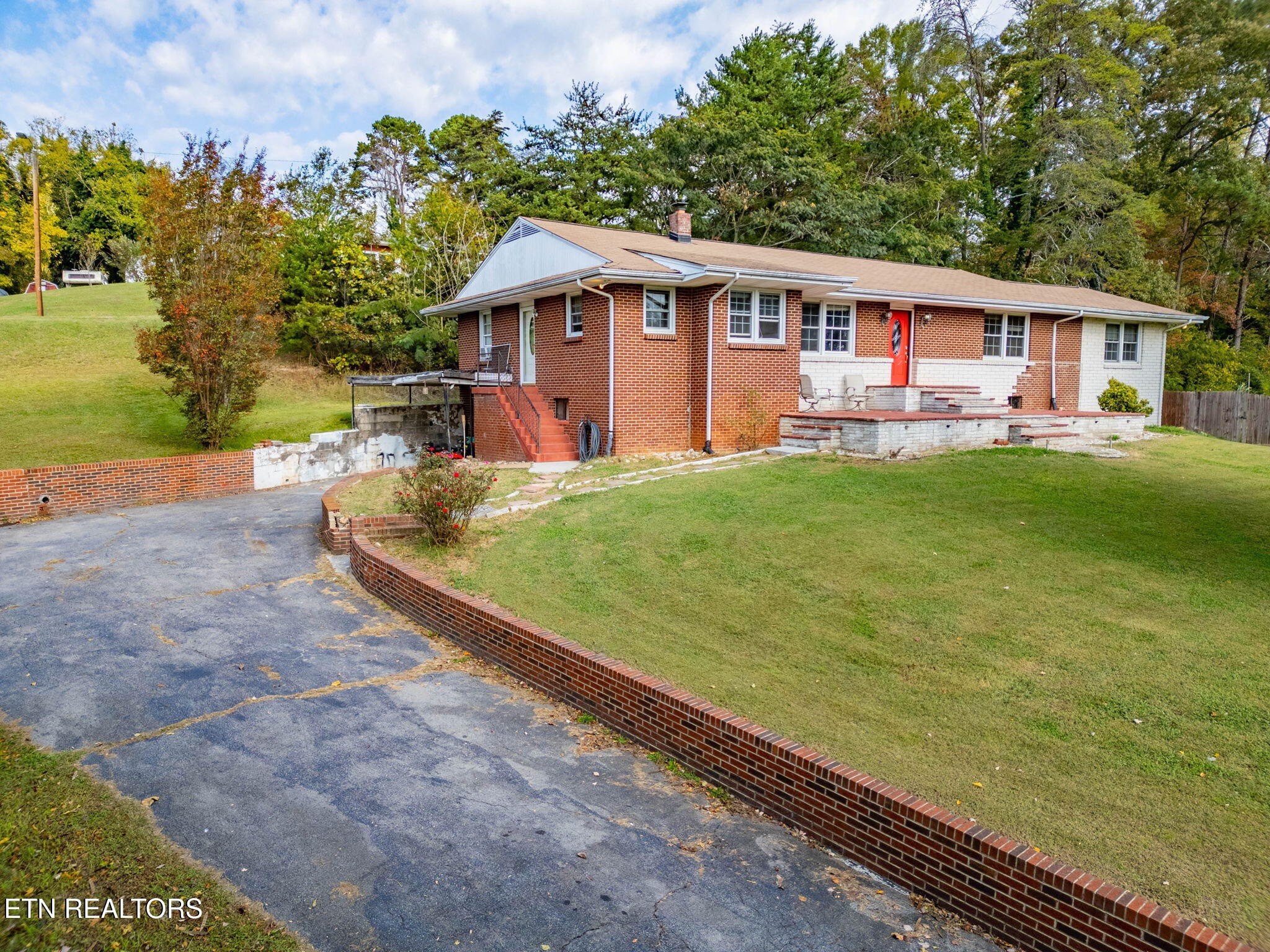 302 Hickory Street Clinton, TN 37716 - Photo 36 of 38 a front view of a house with garden