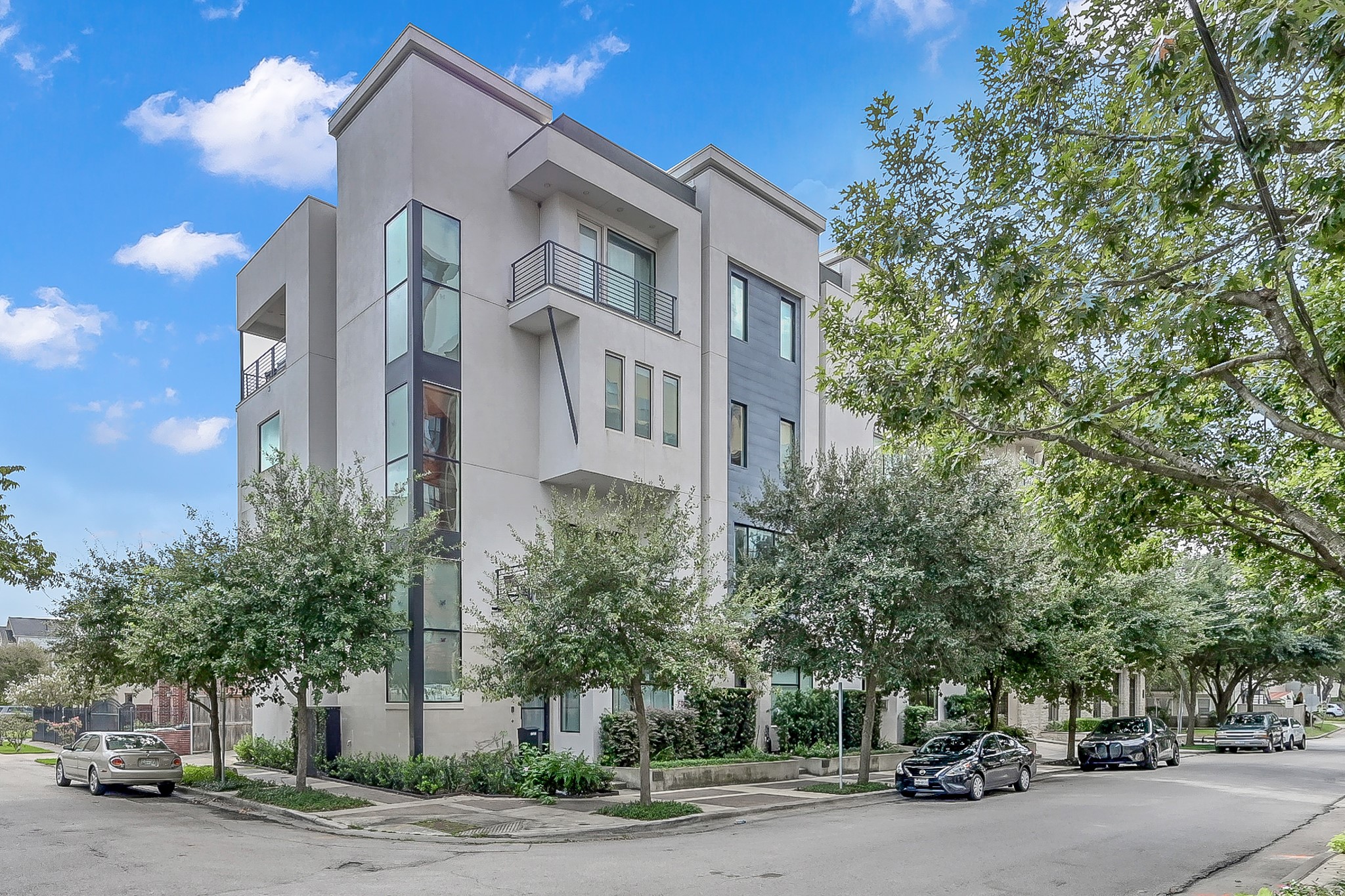 Welcome Home to Houston’s highly sought-after Greenway/Upper Kirby neighborhood