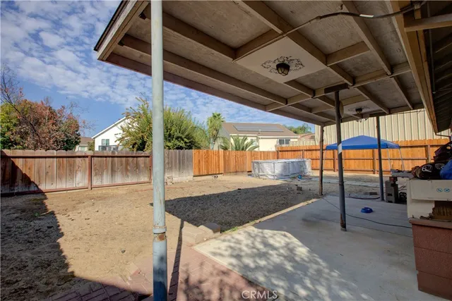 a view of a backyard