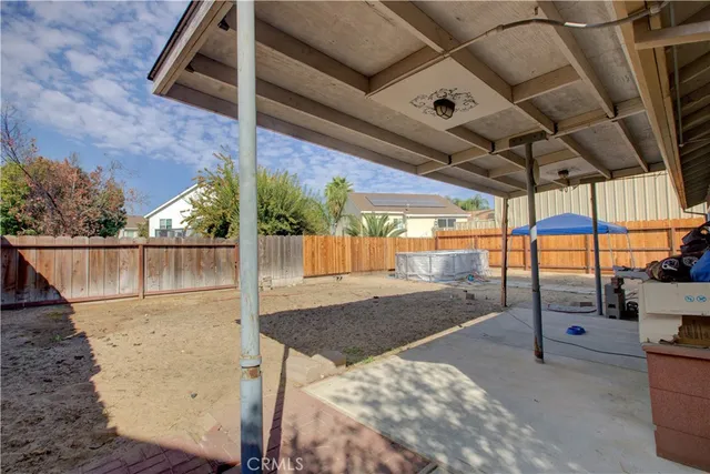 a view of a backyard