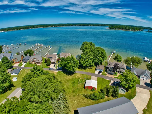 $599,000 | 633 Pearl Beach Drive North, Coldwater, MI 49036