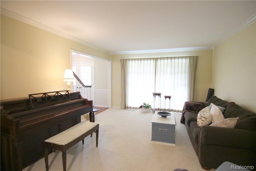 618 Shellbourne Drive Rochester, MI 48309 - Photo 20 of 38 Shellbourn Dr Living Room.jpg