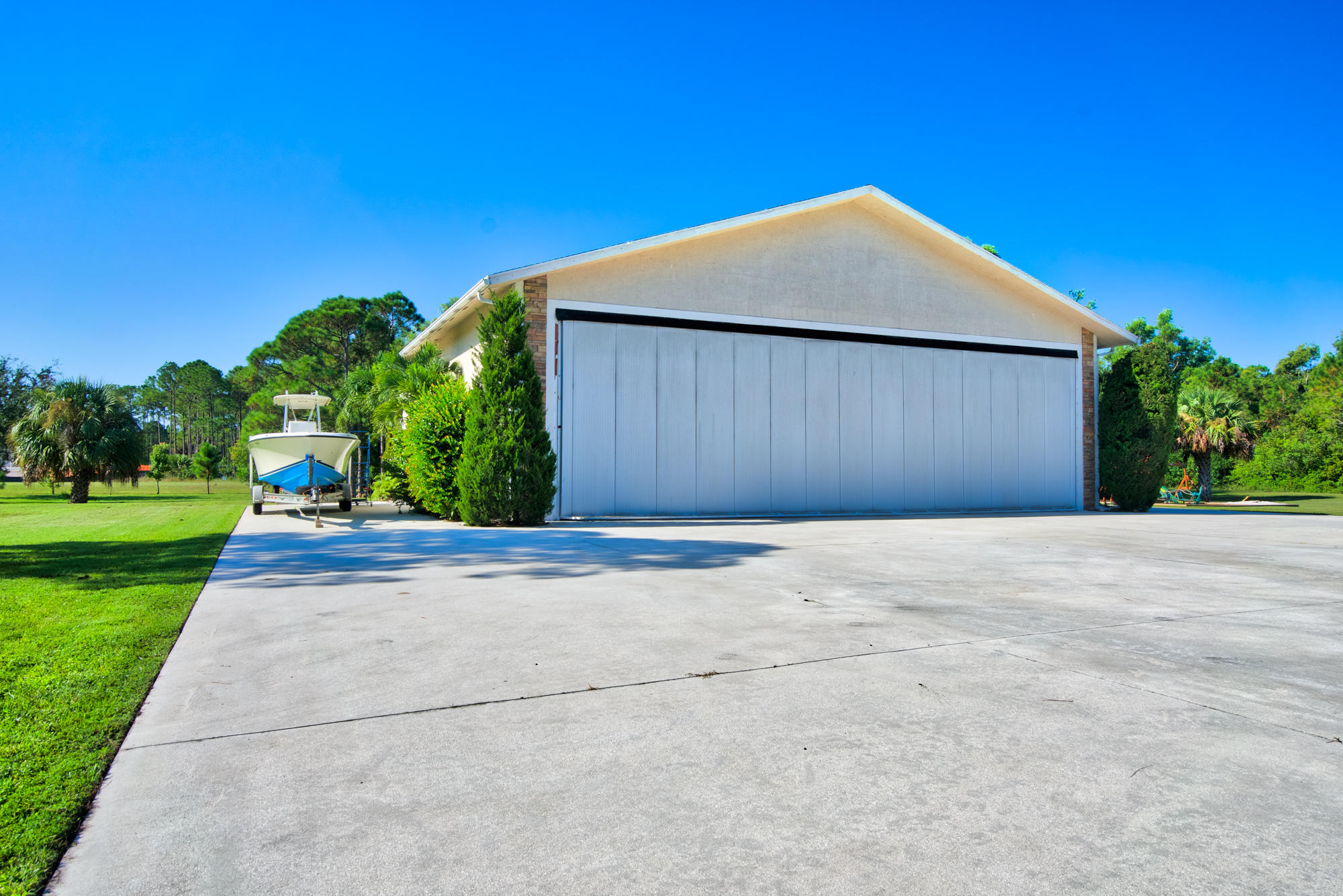 3240 Southeast Chandelle Road Jupiter, FL 33478 - Photo 22 of 30 closed hangar dr -plenty of storage area