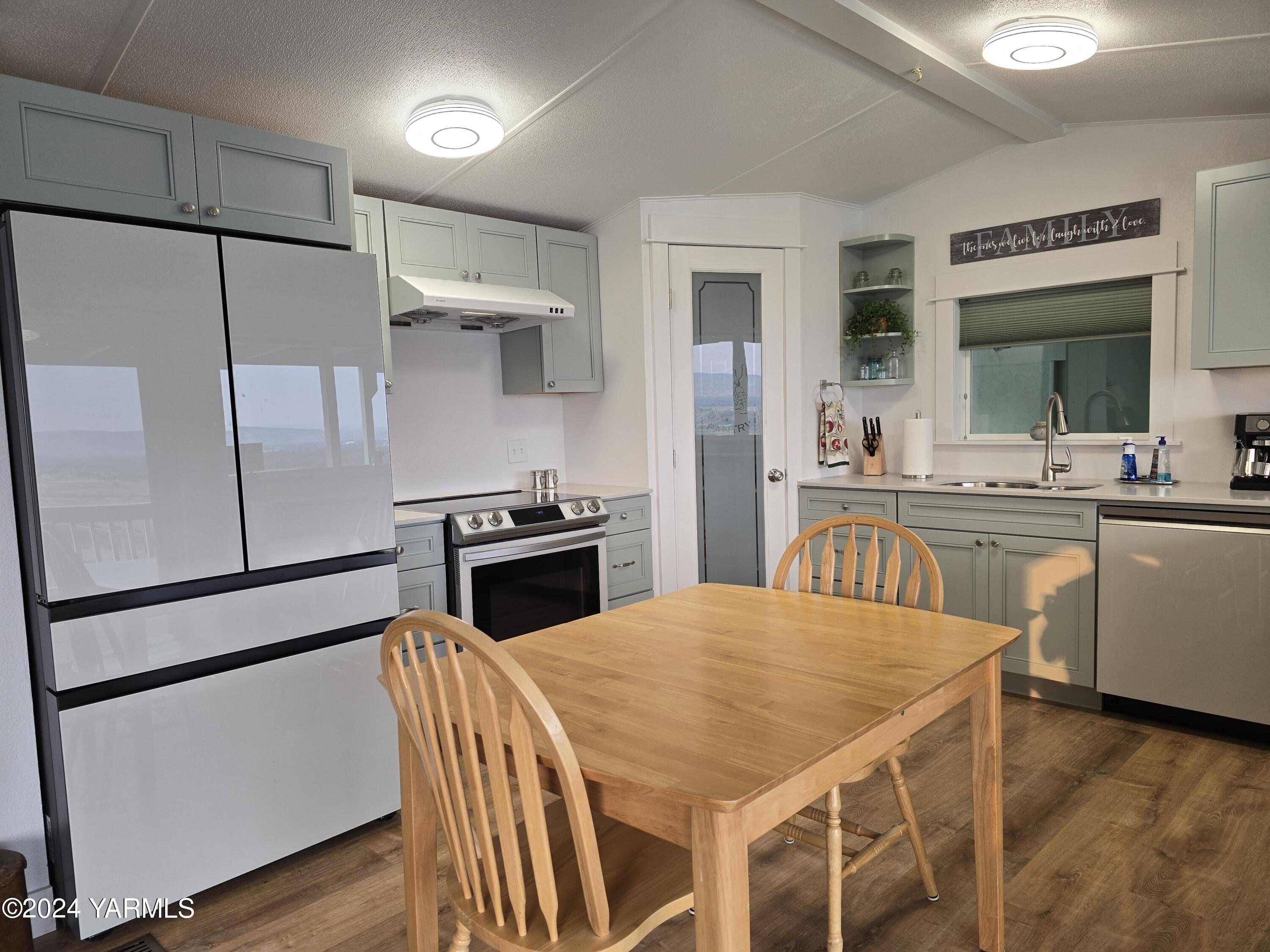 300 Alps Road, Unit 1028 Moxee, WA 98936 - Photo 1 of 18 20240722_064944