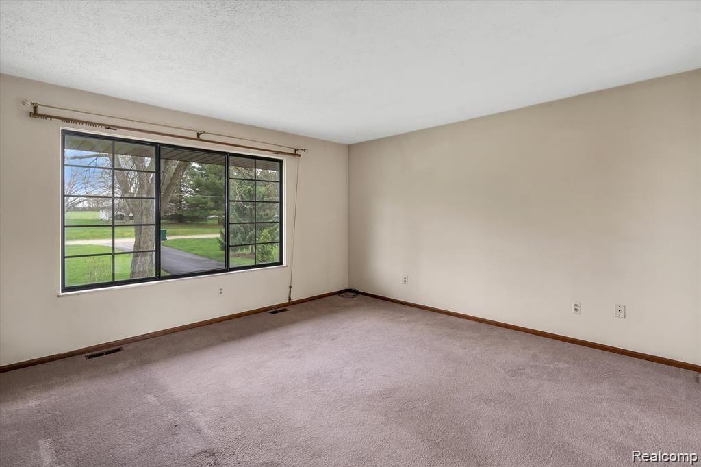 957 East Davis Road Howell, MI 48843 - Photo 4 of 30