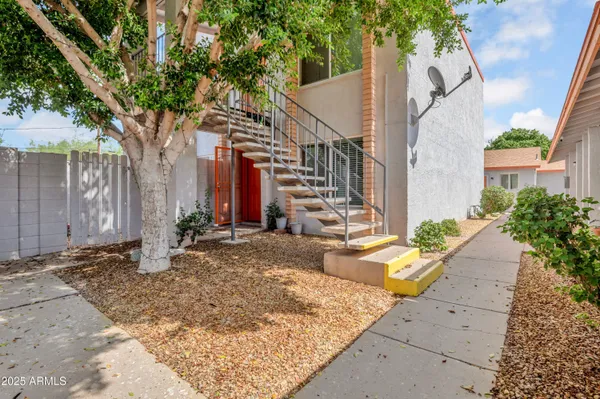 a view of a house with backyard and trees