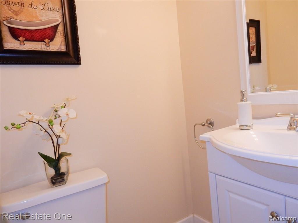 385 Arlington Drive Rochester, MI 48307 - Photo 30 of 64 Bathrooms (3) (Large).JPG