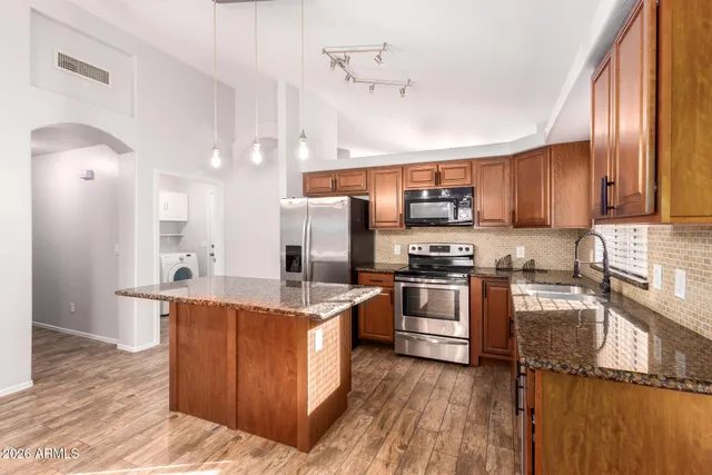 $2,600 | 18624 North 2nd Avenue, Phoenix, AZ 85027