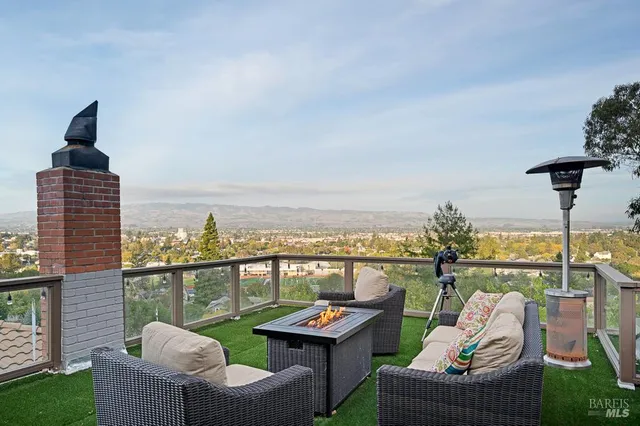 $1,395,000 | 12 Haven Drive, Petaluma, CA 94952