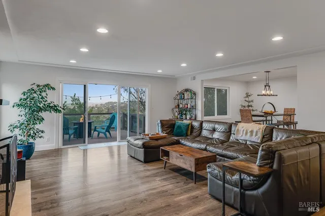 $1,395,000 | 12 Haven Drive, Petaluma, CA 94952