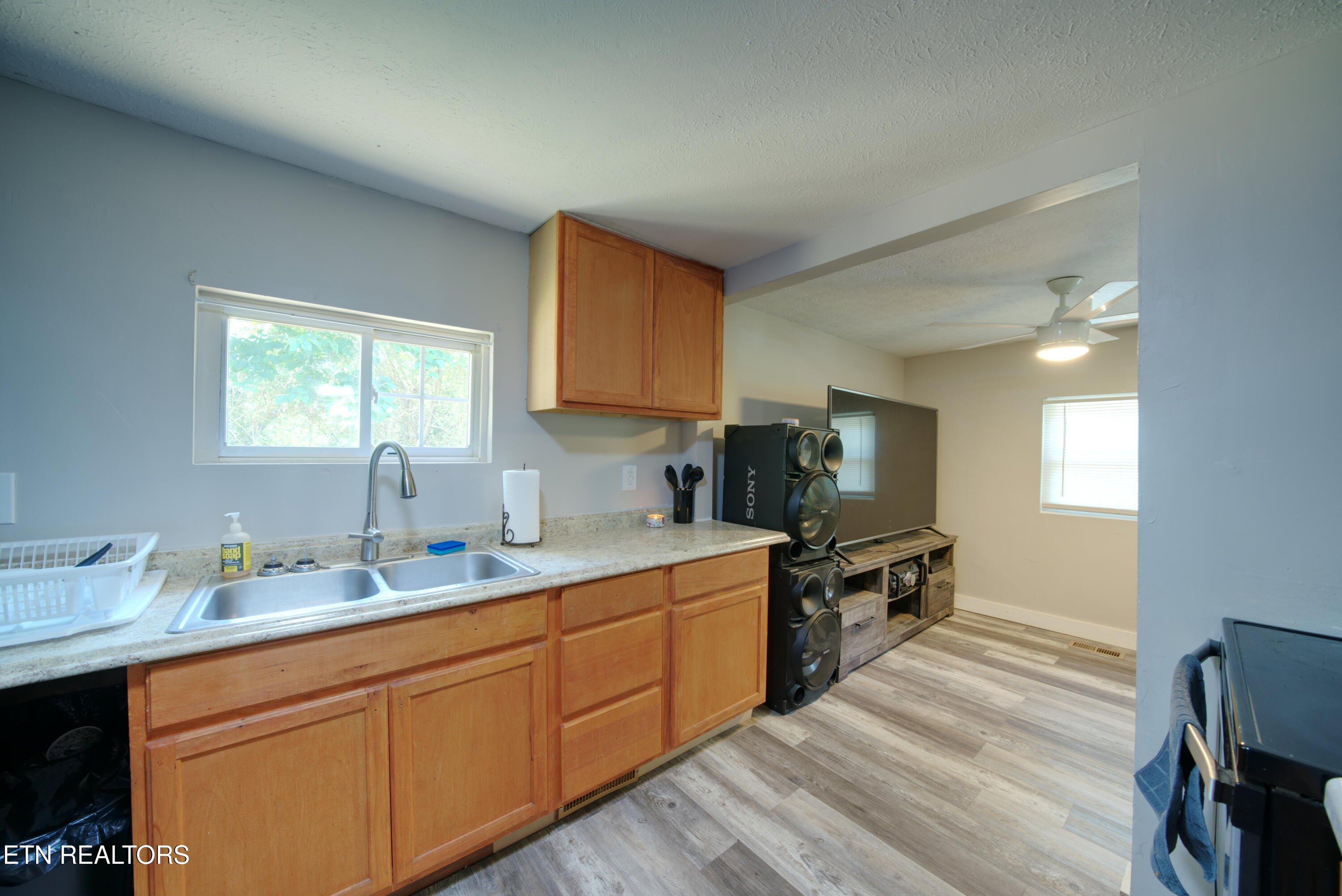 523 West Broad Street Clinton, TN 37716 - Photo 5 of 21 06 - Clinton TN