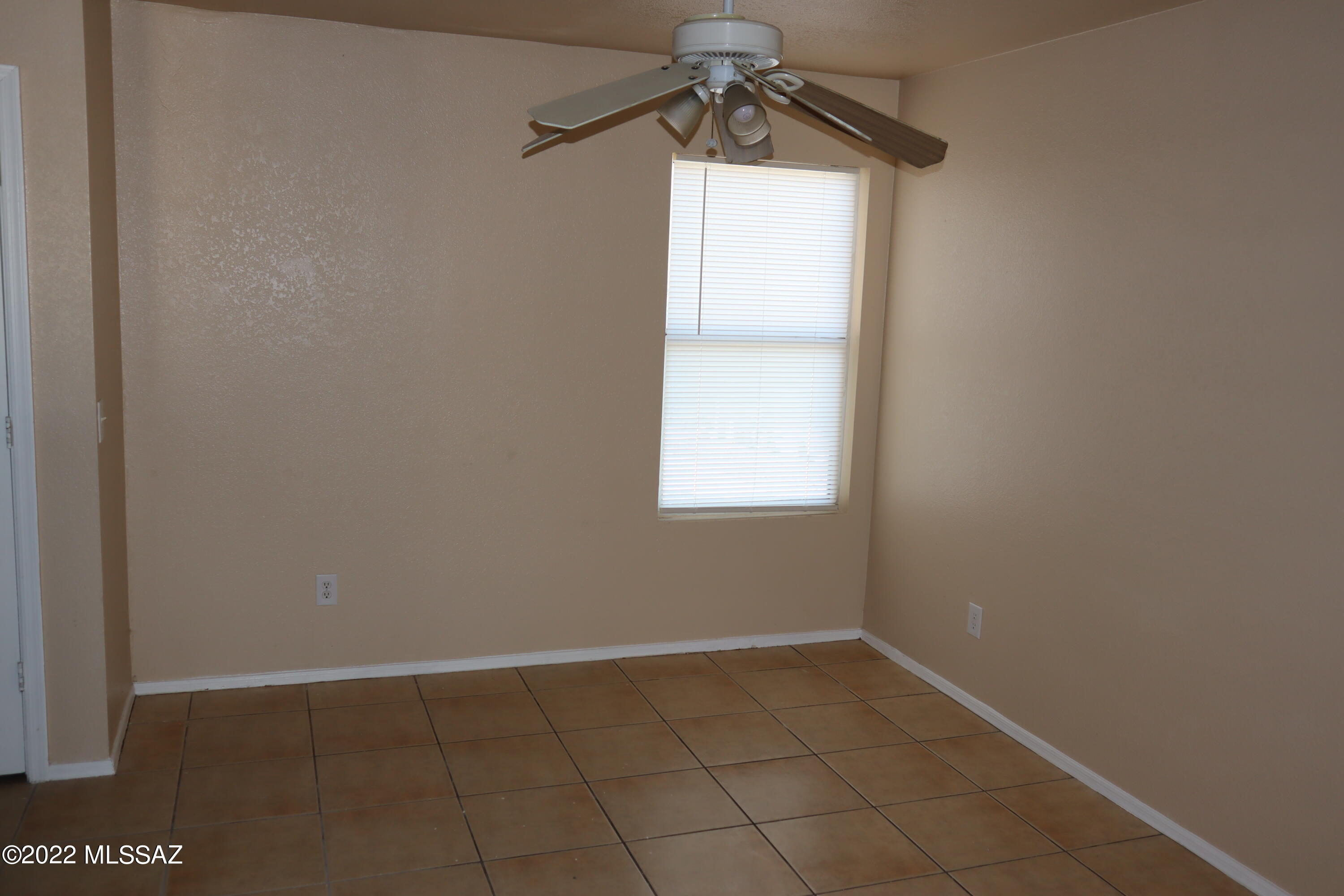 568 West Tiger Shark Road Tucson, AZ 85706 - Photo 3 of 16