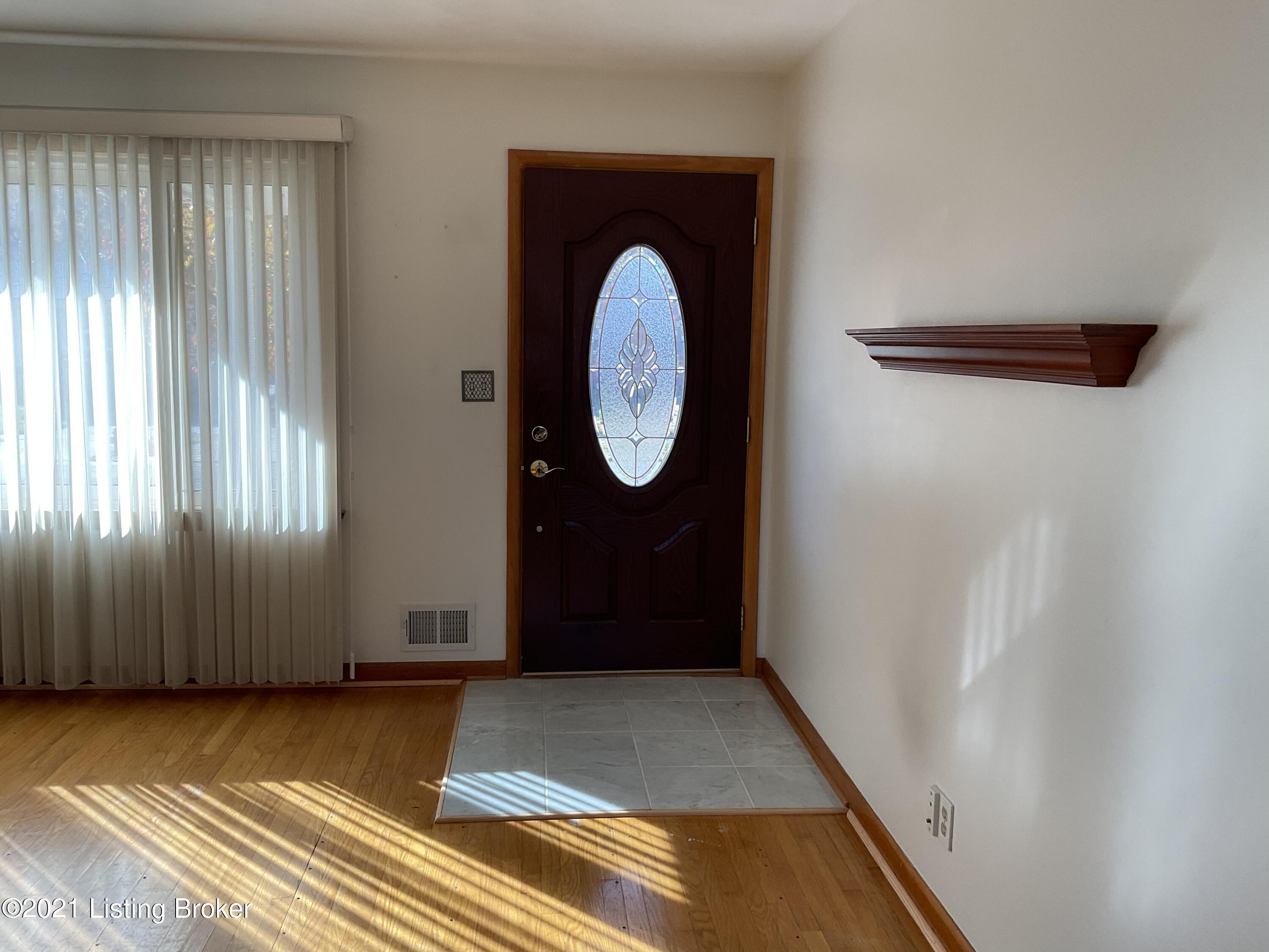 1107 Franelm Road Louisville, KY 40214 - Photo 7 of 43 Living room