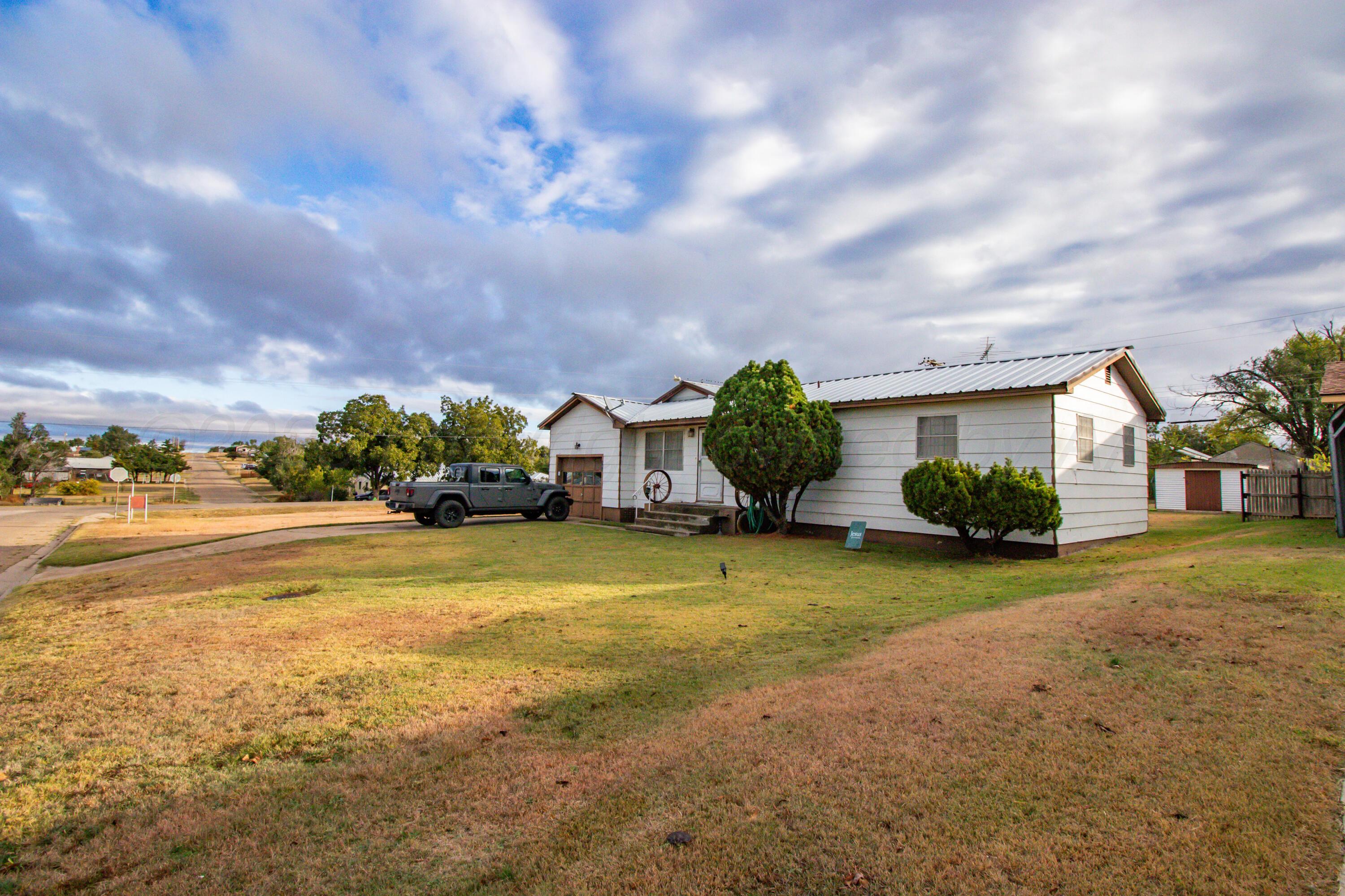 103 Jefferson Street Skellytown, TX 79080 - Photo 3 of 35 a front view of house with yard and green space