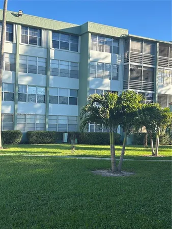 $2,400 | 2731 Taft Street, Unit 110, Hollywood, FL 33020