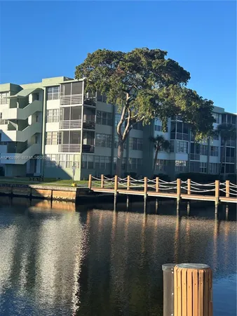 $2,400 | 2731 Taft Street, Unit 110, Hollywood, FL 33020