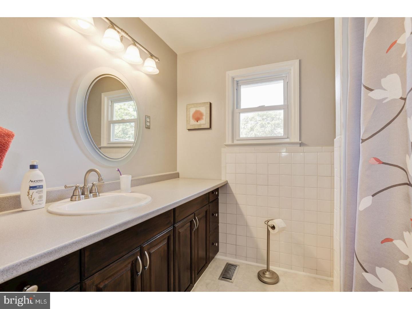 2901 Georgetown Road Cinnaminson, NJ 08077 - Photo 20 of 25 Bathroom