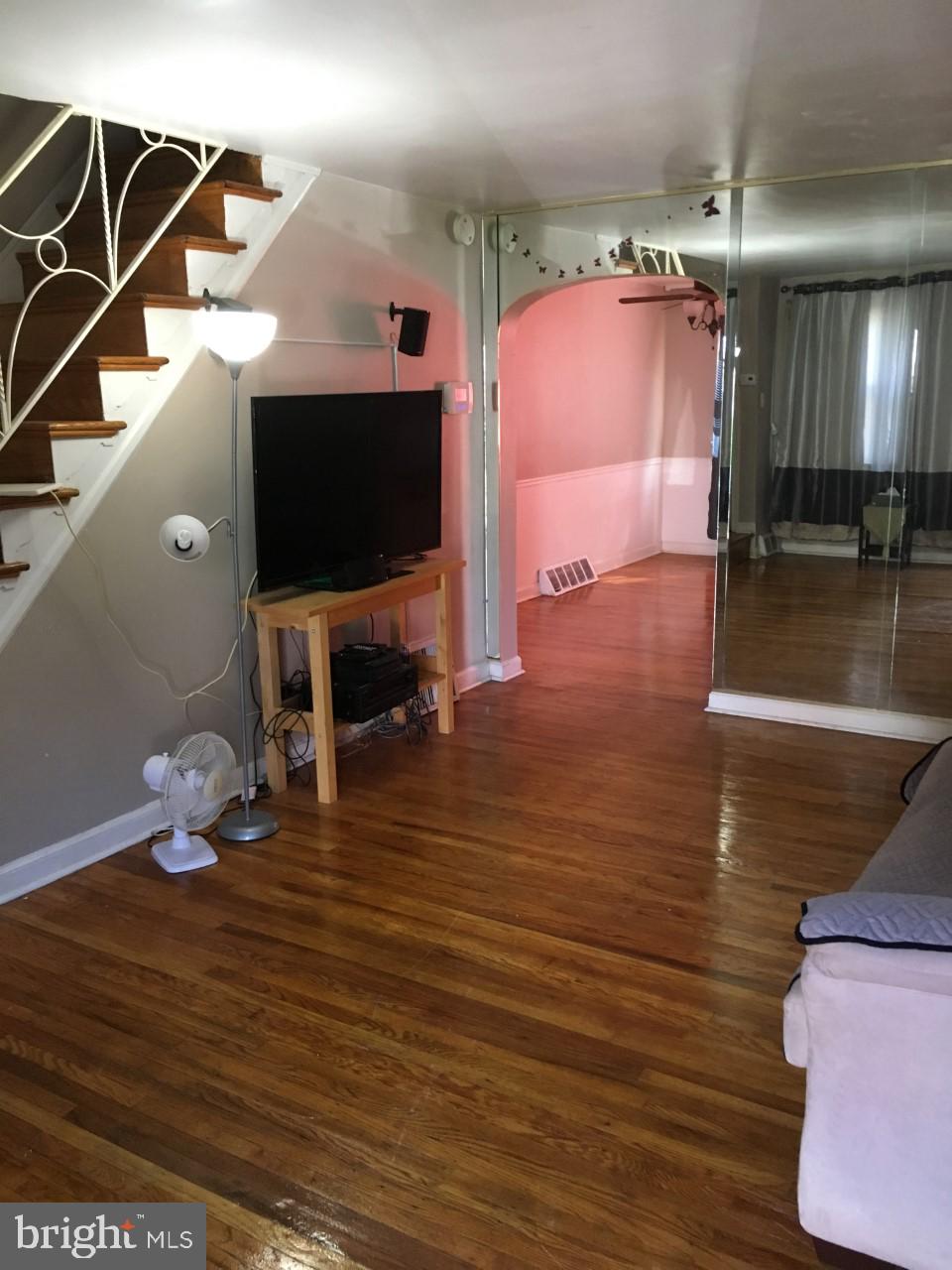 1633 Merribrook Road Philadelphia, PA 19151 - Photo 4 of 25 Living Room
