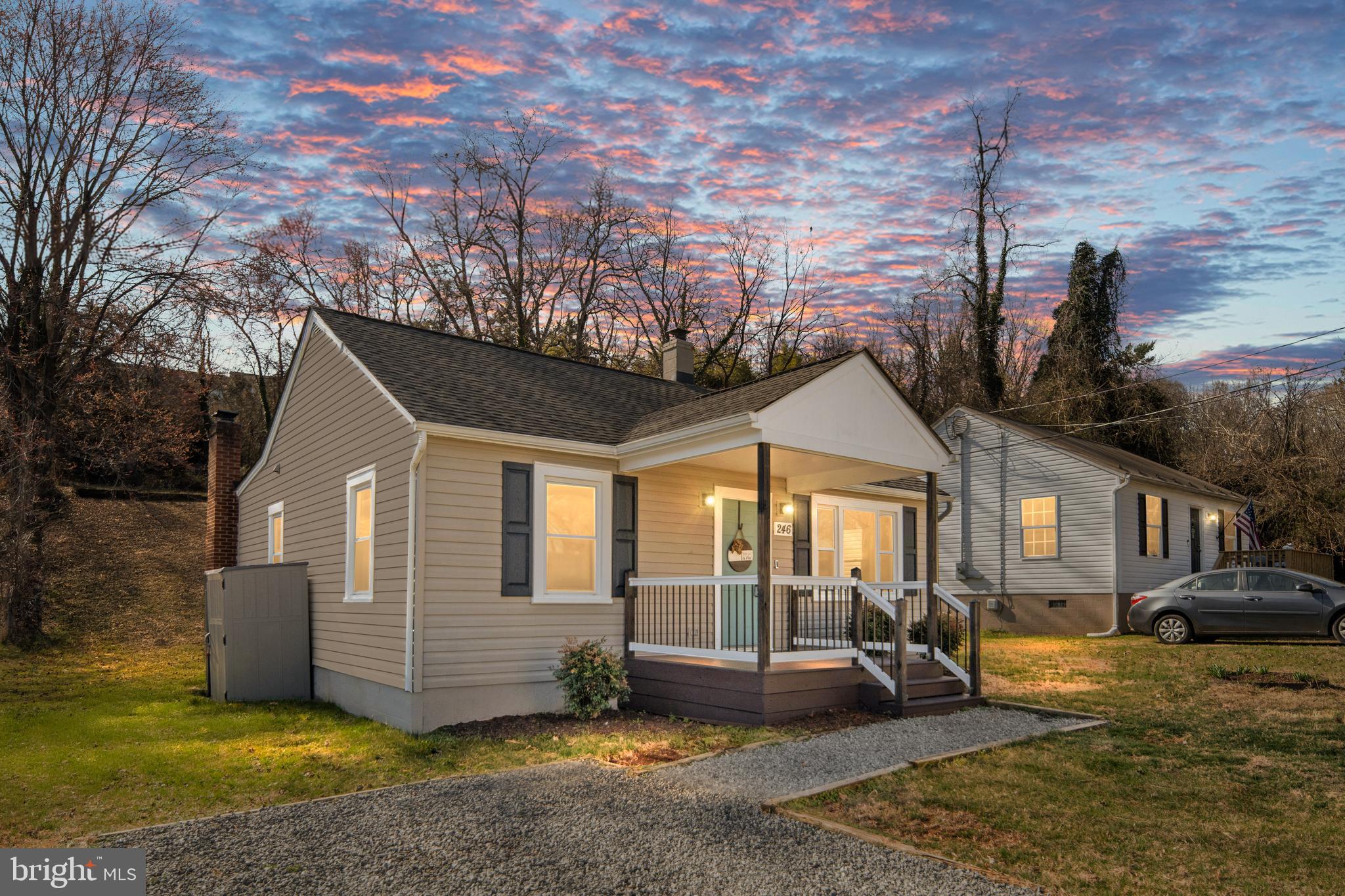 a view of a house with backyard