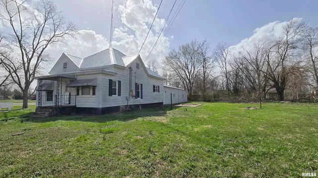 a view of a yard in front of a house