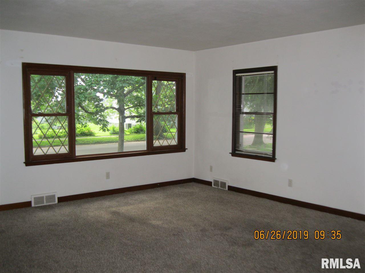 816 Pershing Boulevard Clinton, IA 52732 - Photo 3 of 7 Gallery Image 3