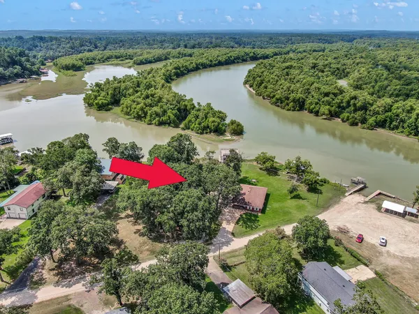 $460,000 | 361 South Lakeside Drive, Huntsville, TX 77320