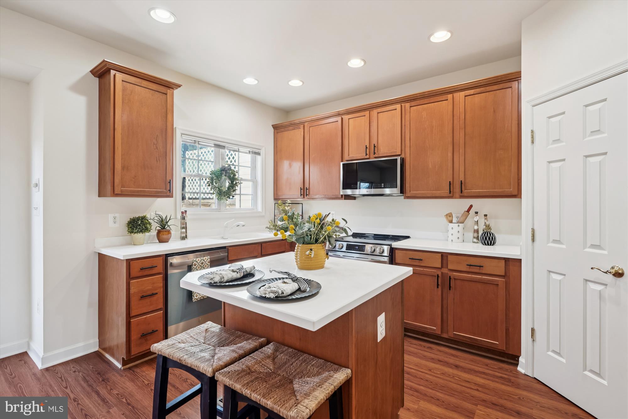 796 Col Edmonds Court Warrenton, VA 20186 - Photo 4 of 47 a view of a kitchen area