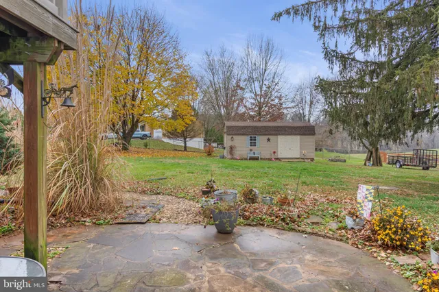 a view of a house with backyard and garden