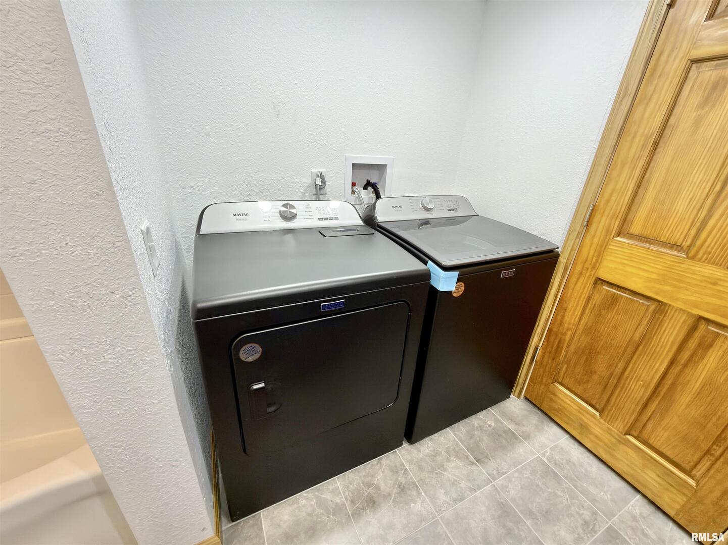 274 Oaktree Avenue Salem, IL 62881 - Photo 19 of 45 a utility room with dryer and washer