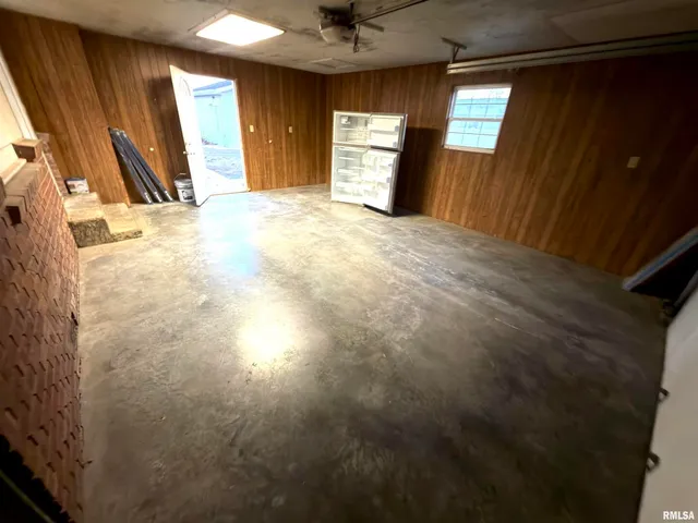 a view of a yard with a house