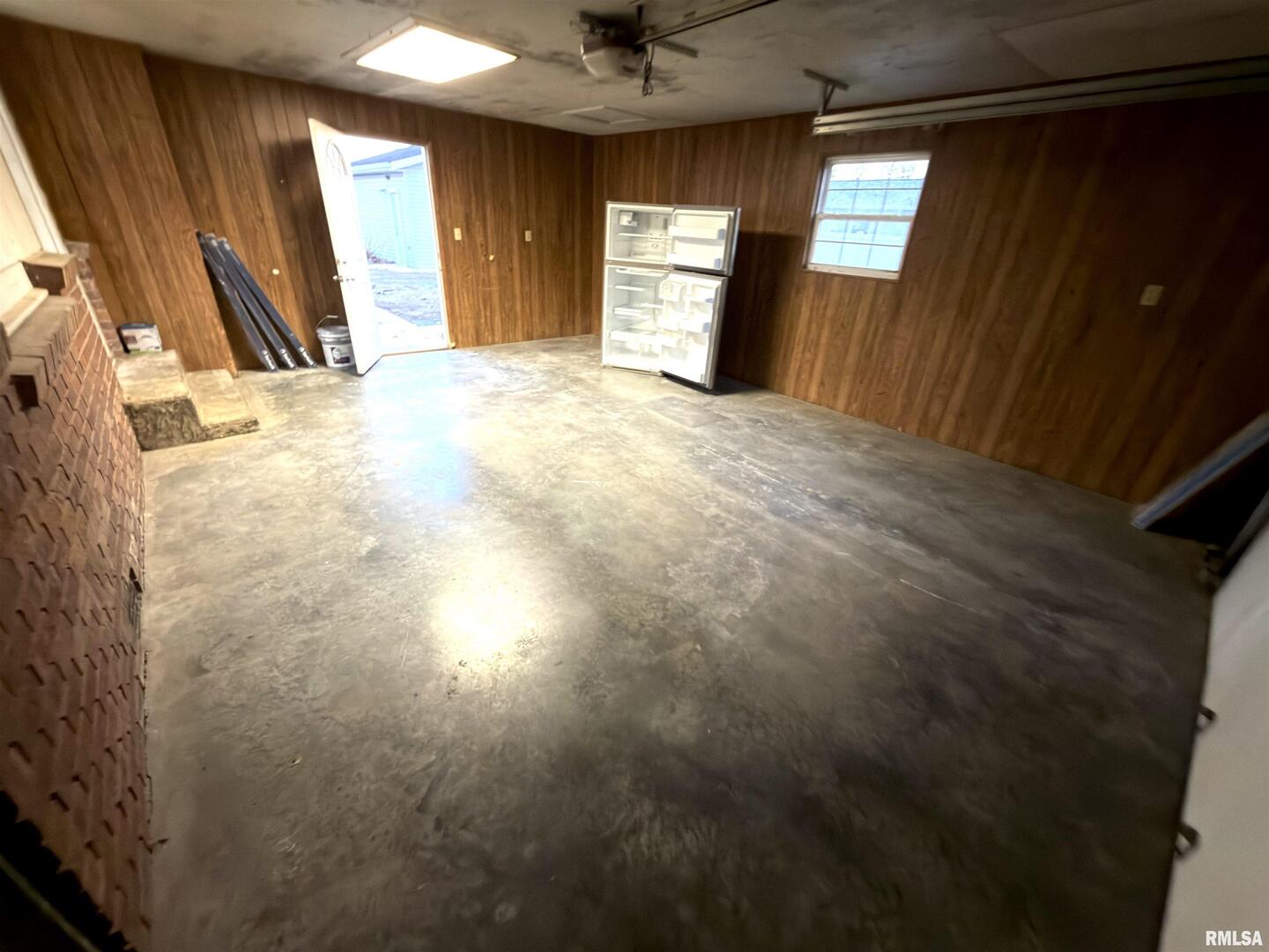 274 Oaktree Avenue Salem, IL 62881 - Photo 27 of 44 a view of an empty room with a window